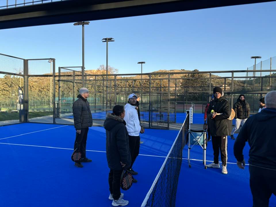 Aujourd’hui, place à l’initiation au Padel avec Enzo Dothelle