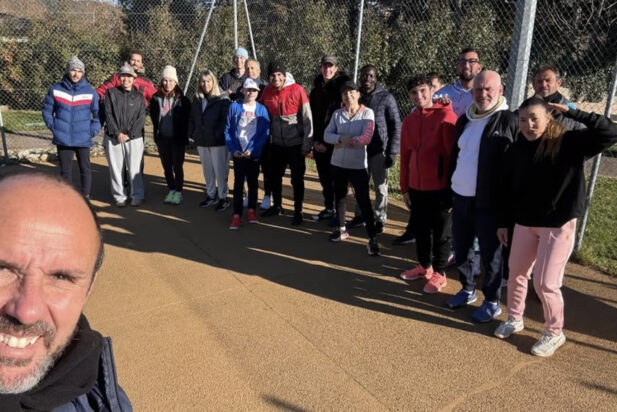Une journée d’initiation au tennis pour les jeunes grâce à un partenariat local à Gréoux-les-Bains