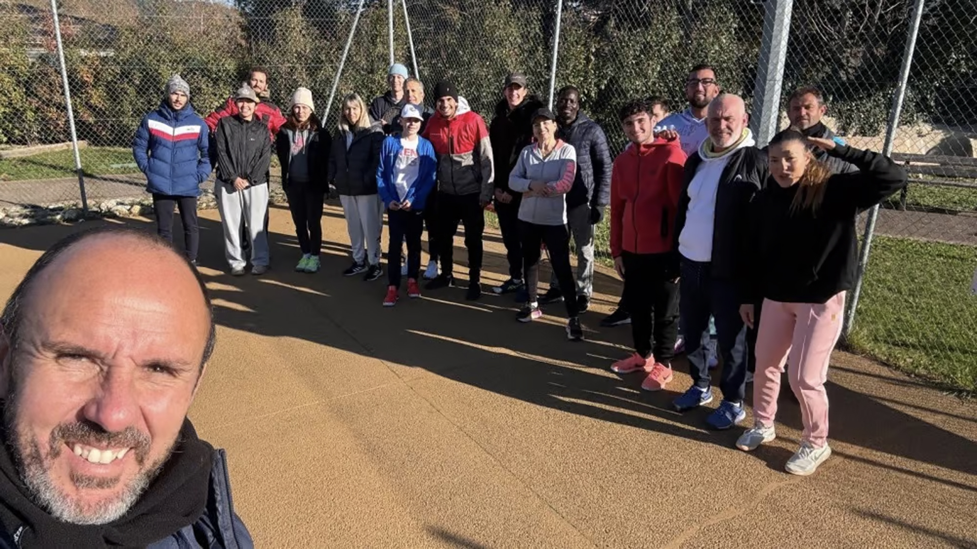Une journée d’initiation au tennis pour les jeunes grâce à un partenariat local à Gréoux-les-Bains