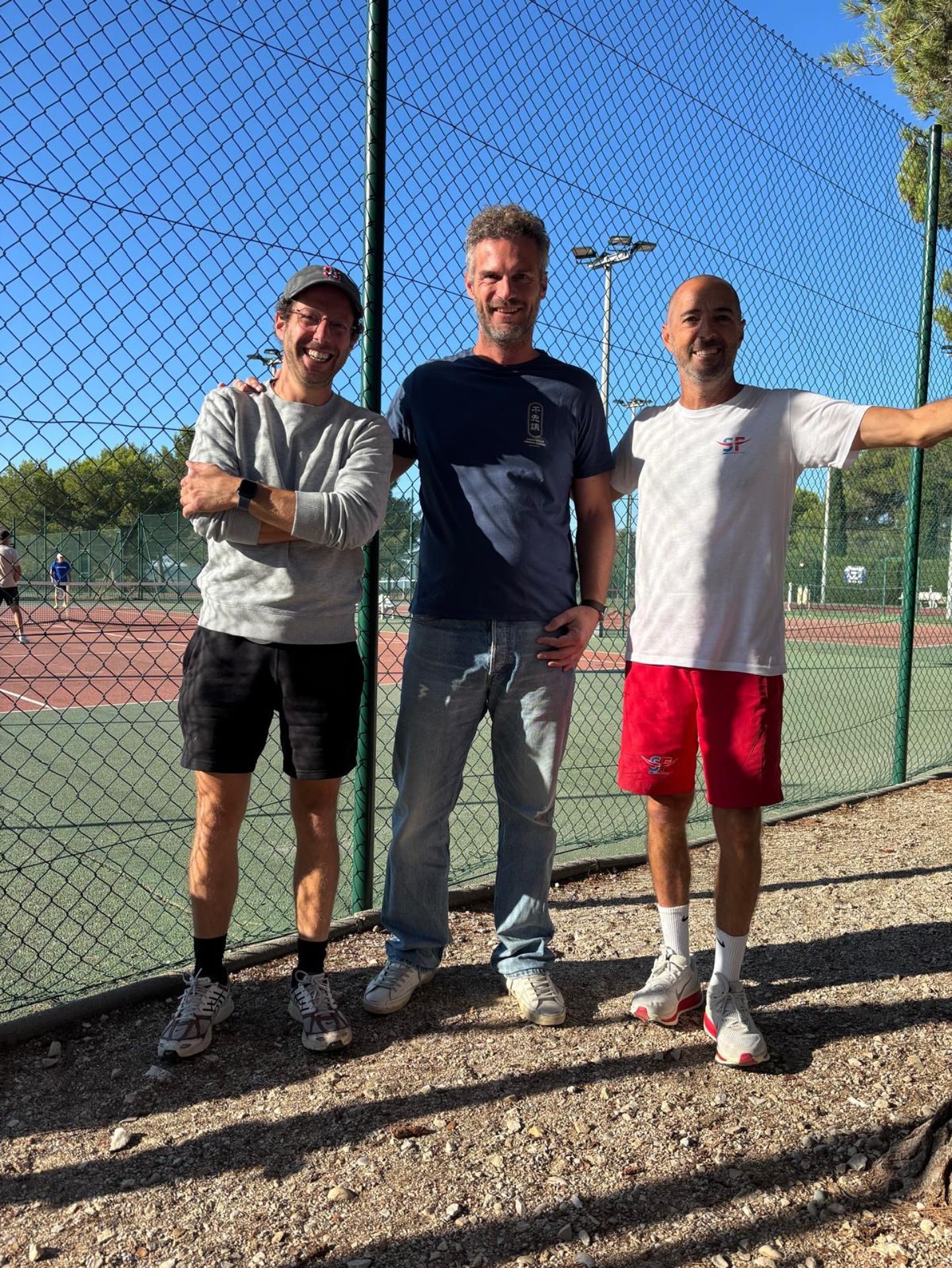 La journée démarre sous les meilleurs auspices avec une visite au Tennis Club de Ventabren !